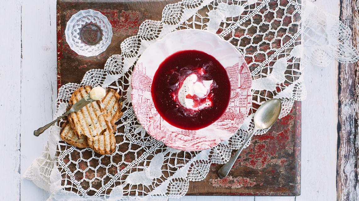 Borscht: Russische bietensoep