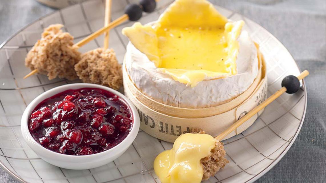 Warme camembert met veenbessen