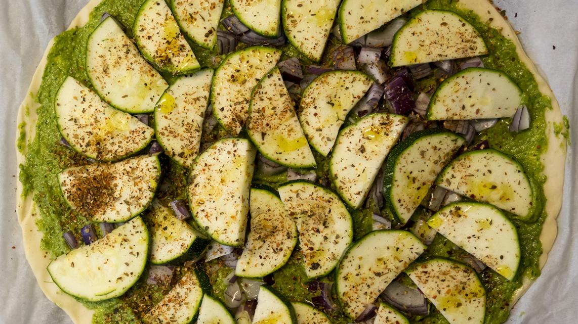 Courgettepizza met verse pesto