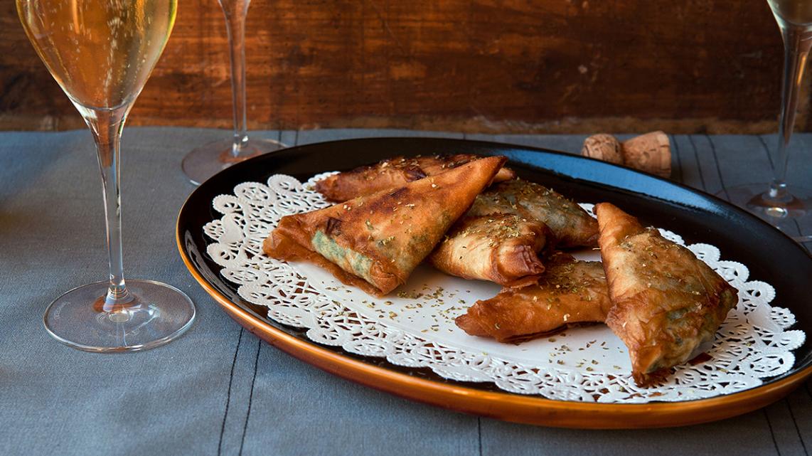 Krokante pasteitjes met spinazie, feta en tuinkruiden