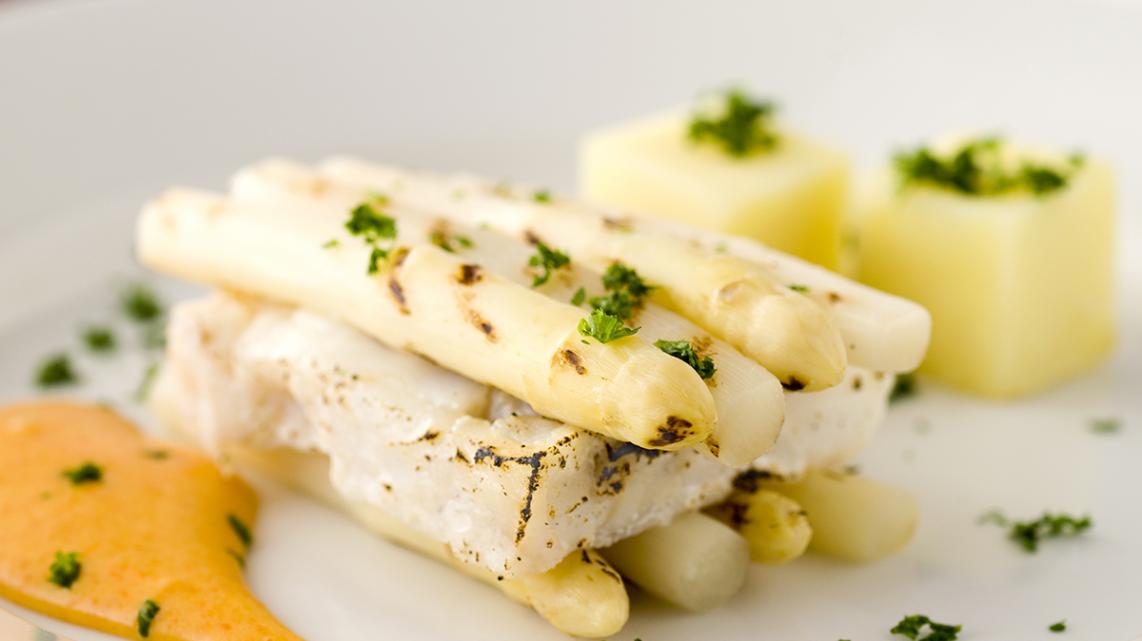 Gegrilde asperges met kabeljauw