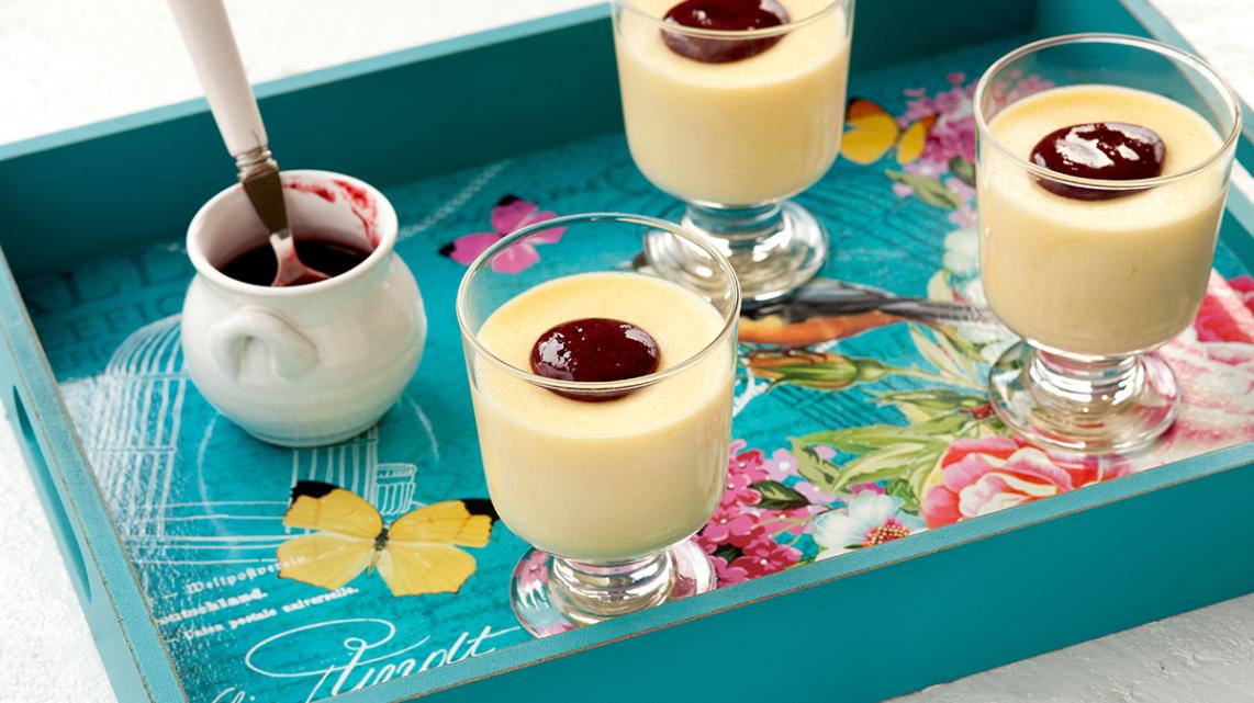 Griesmeelpudding met bessensaus