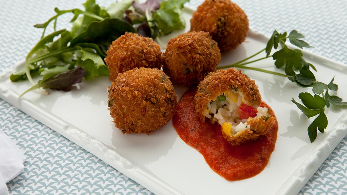 Italiaanse rijstballetjes met tomaten-oreganosaus
