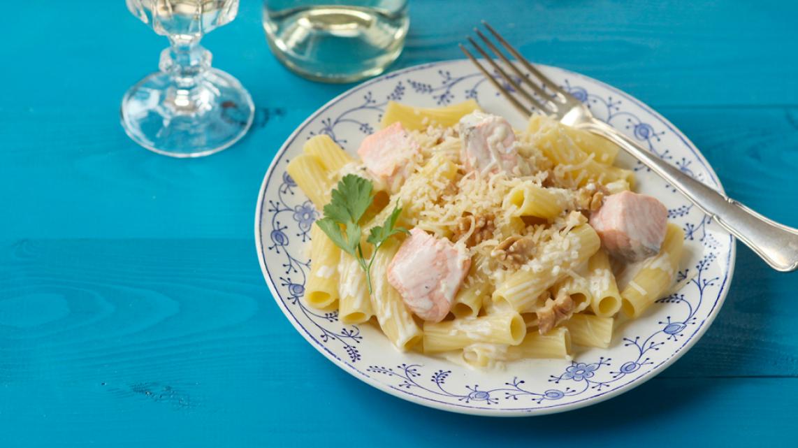 Pasta met noten, zalm en roquefort
