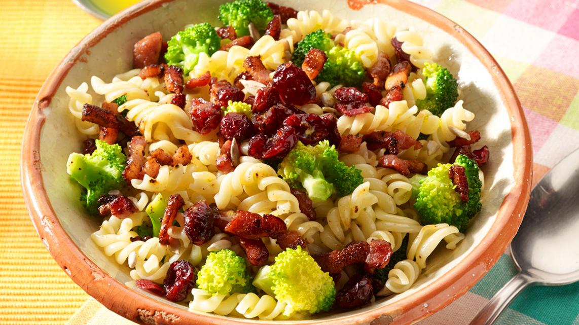 Glutenvrije pastasalade met broccoli en currydressing