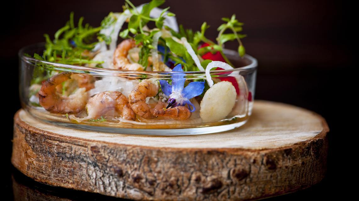 Rammenasspaghetti met grijze garnalen en kruiden uit de tuin