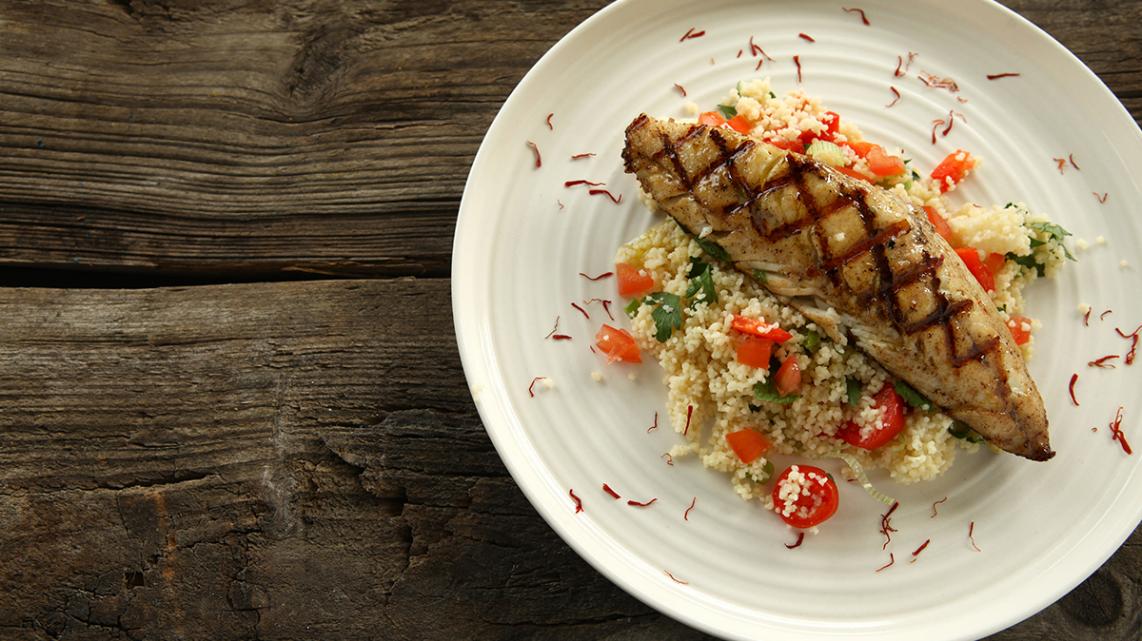 Gegrilde rode poon met couscous en saffraan