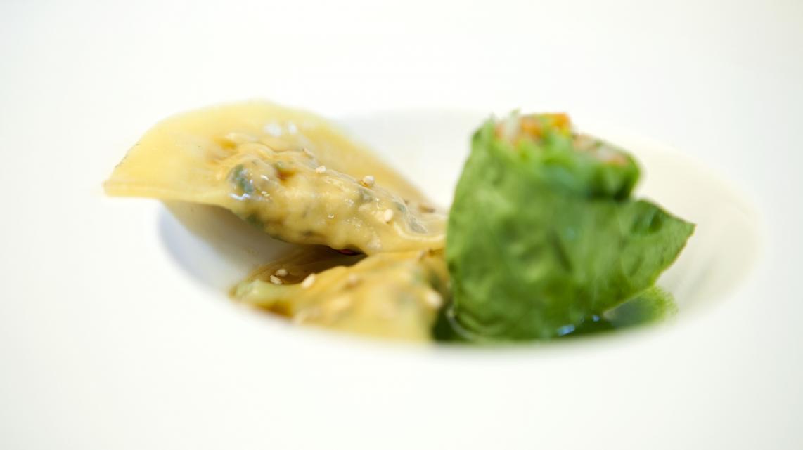 Ravioli van kip met groentensushi en kruidenolie