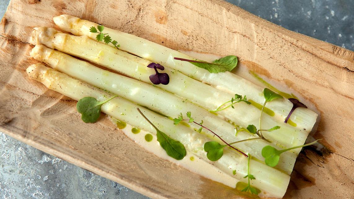 Asperges met jus van parmezaan