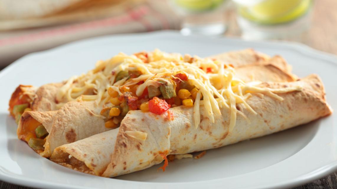 Enchilada met zwarte bonen en chili
