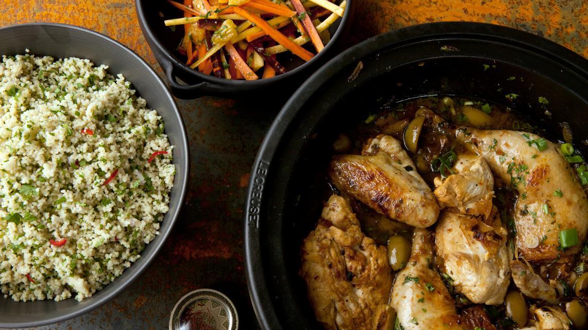 Tajine met kip, couscous en frisse wortelsalade