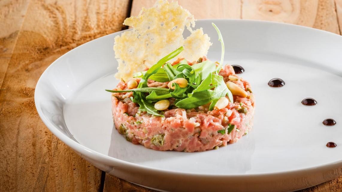 Rundstartaar met rucola en parmezaankoekje