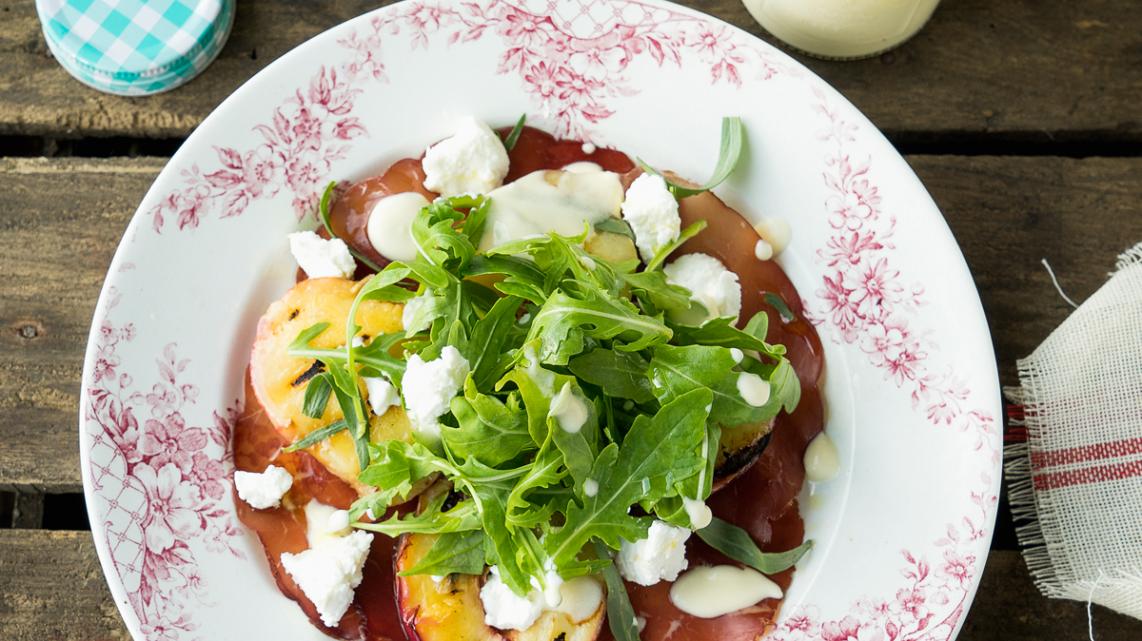 Salade van gegrilde perziken met bresaola en roomvinaigrette