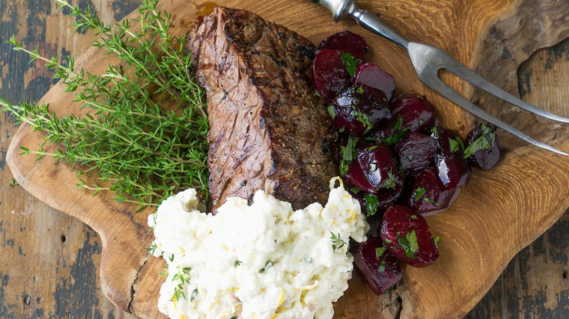 Gerookte rode biet met gegrilde biefstuk en cottage cheesevinaigrette
