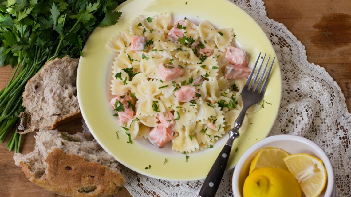 Pastastrikjes met zalm en kruidenkaas