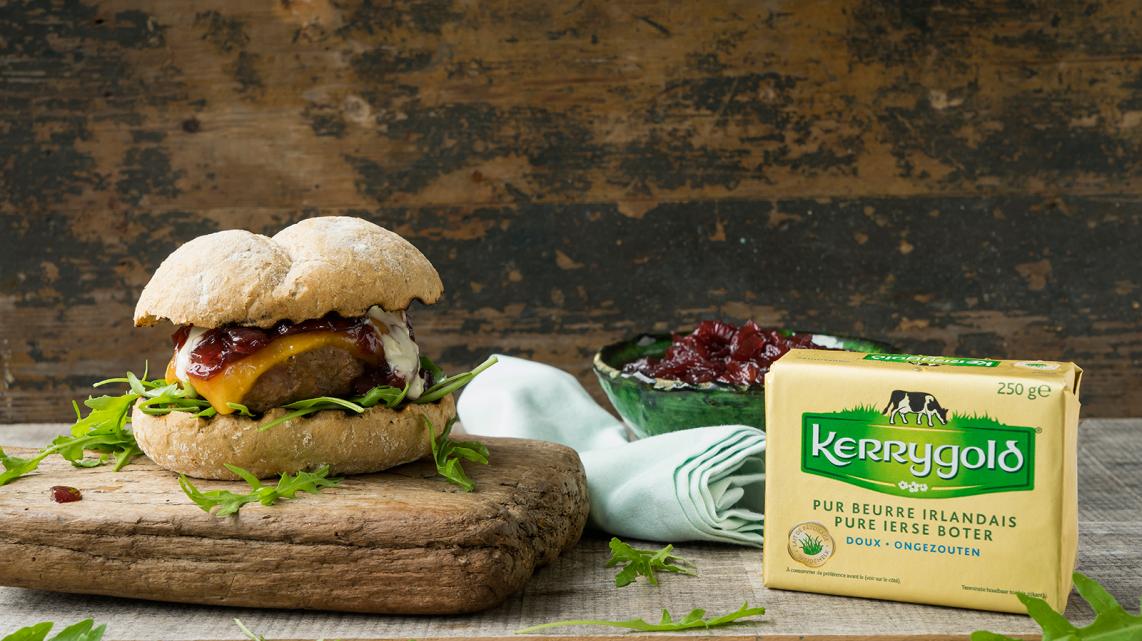 Hamburger met Kerrygold red cheddar, marmelade en aïoli