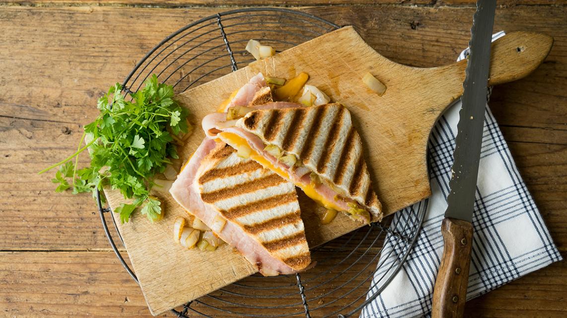 Croque monsieur met witloof, cheddar en gandaham