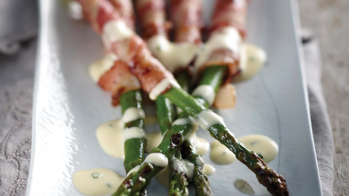 Gekookte asperge met citroenbotersaus
