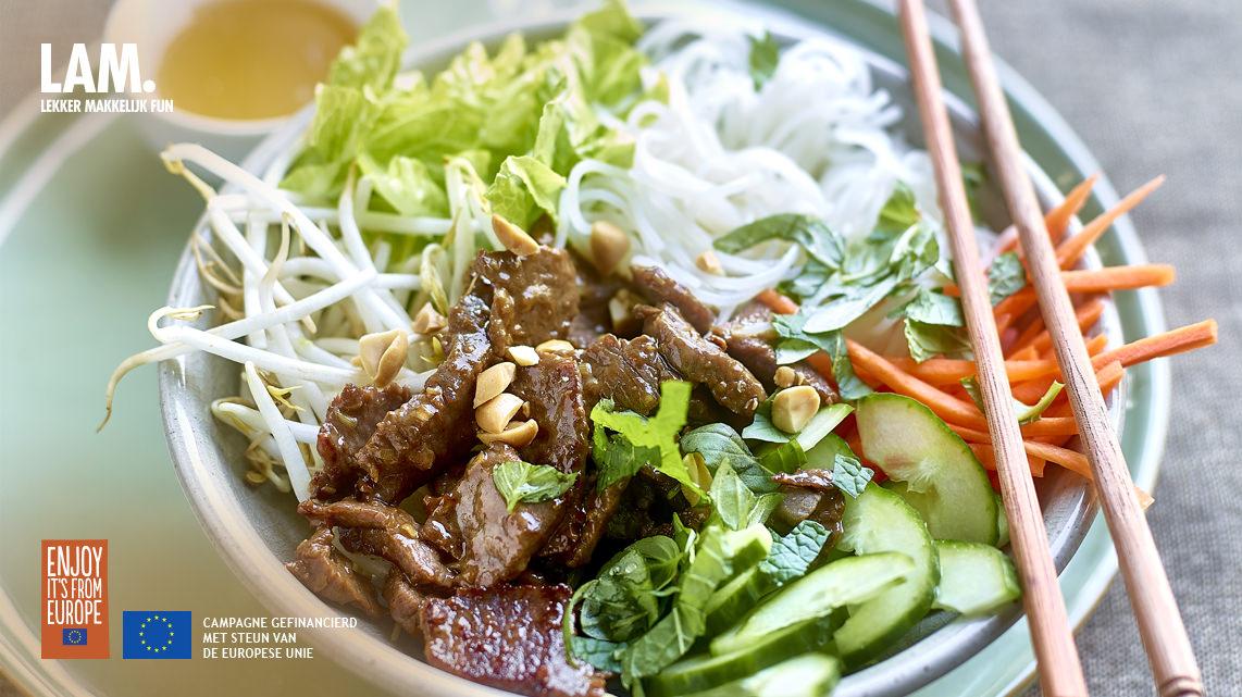 Lam “Bo Bun”: noedelsalade met pinda, lam en groenten