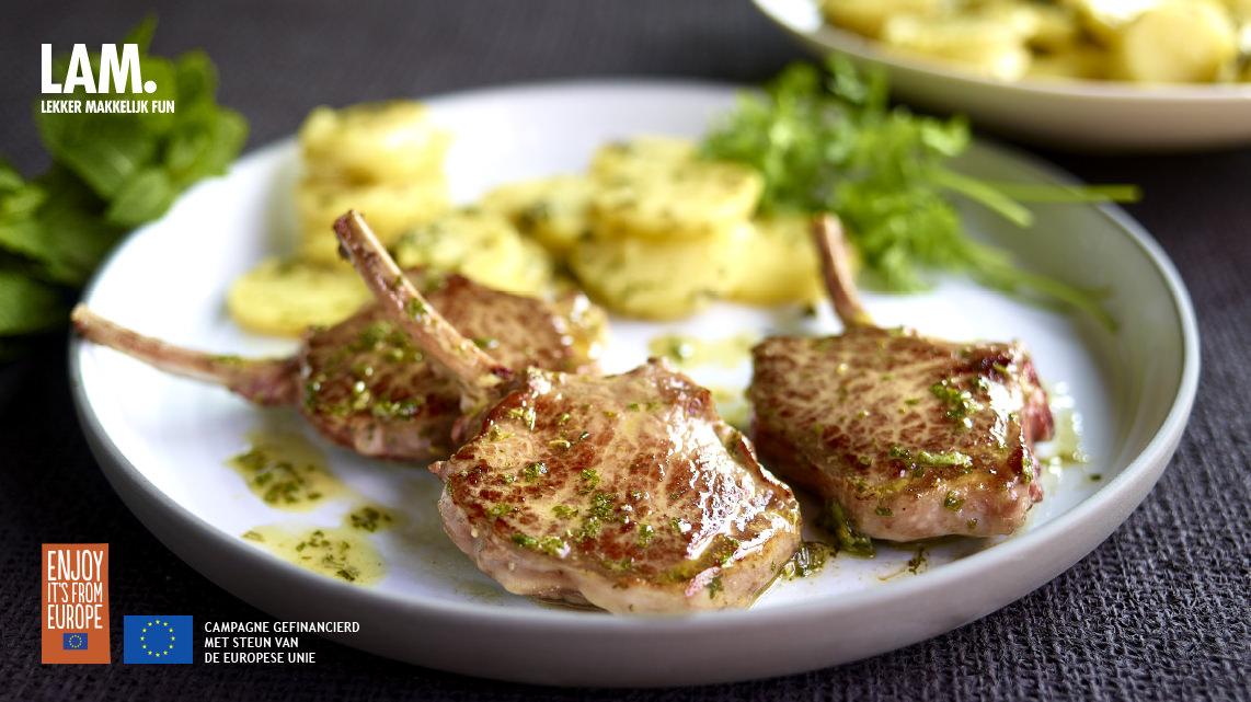 Gegrilde lamsribbetjes met kruiden en aardappelsalade