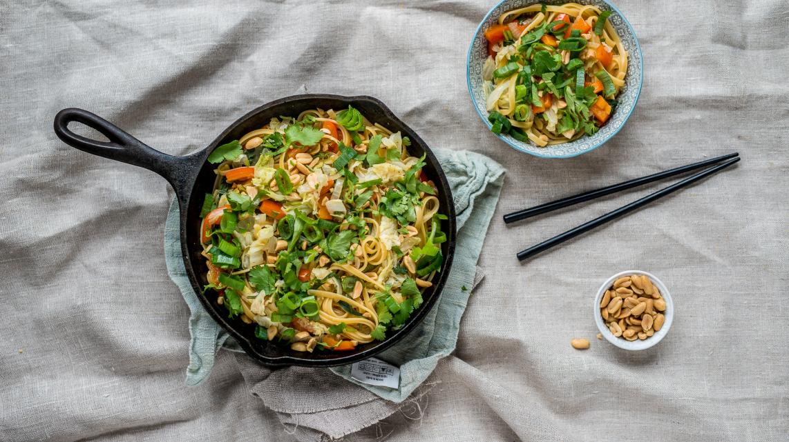 Aziatische éénpanspasta met paksoi, paprika en wortel