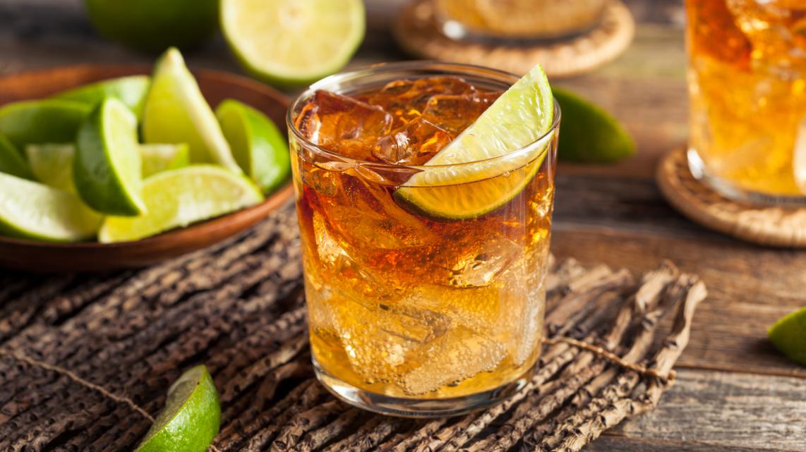 De nieuwe zomerhype? 'Dark 'n Stormy', een heerlijke cocktail met rum