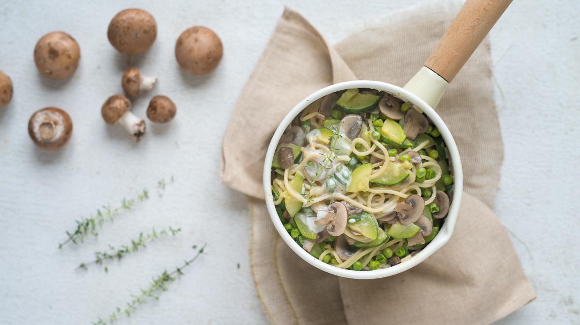 Eenpanspasta: spaghetti met courgette en paddenstoelen