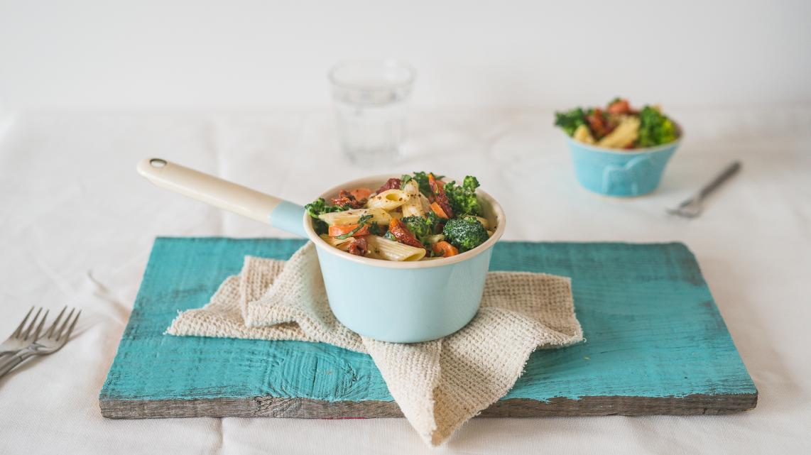 Eenpanspasta: Penne met romanesco, wortelen, roomkaas en zongedroogde tomaten