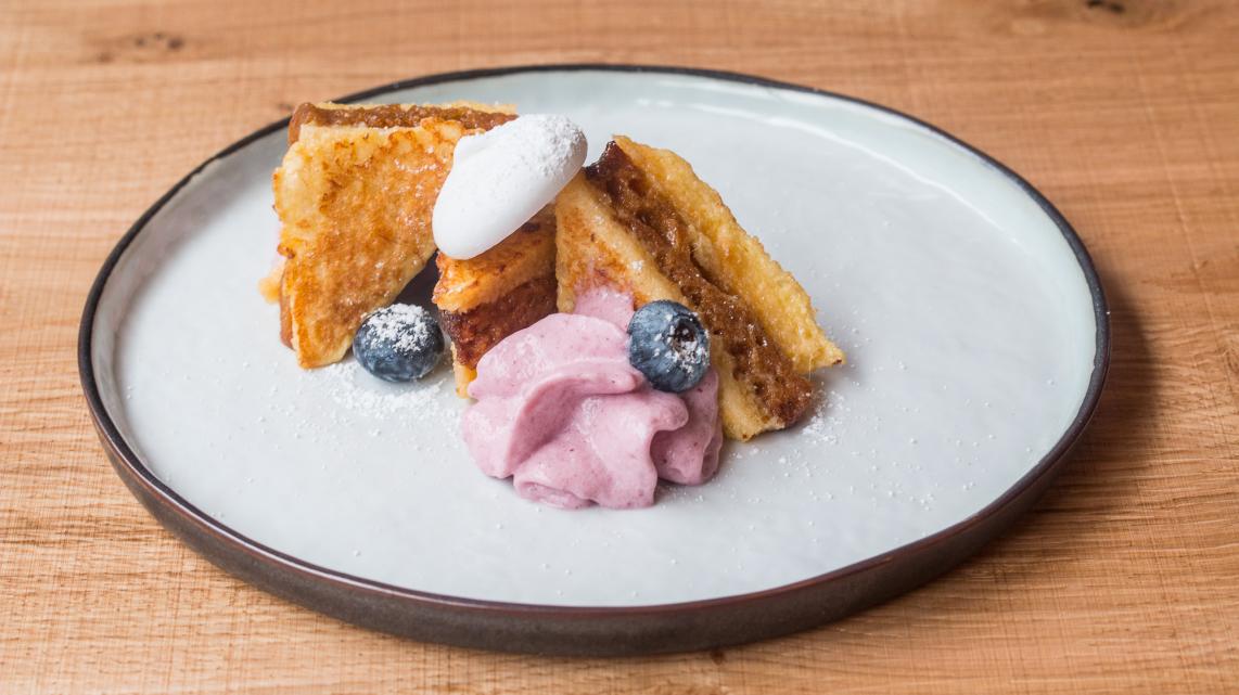 Klakkaerts met peperkoek en blauwe bes van Meat & Griet