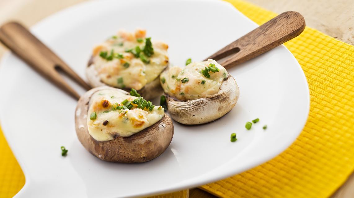 Gevulde champignons met zalm, bieslook en kaas