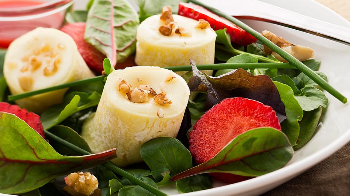 Kaas-en-dessertsalade met aardbeien en Maredsous® Fagotin Dubbelroom