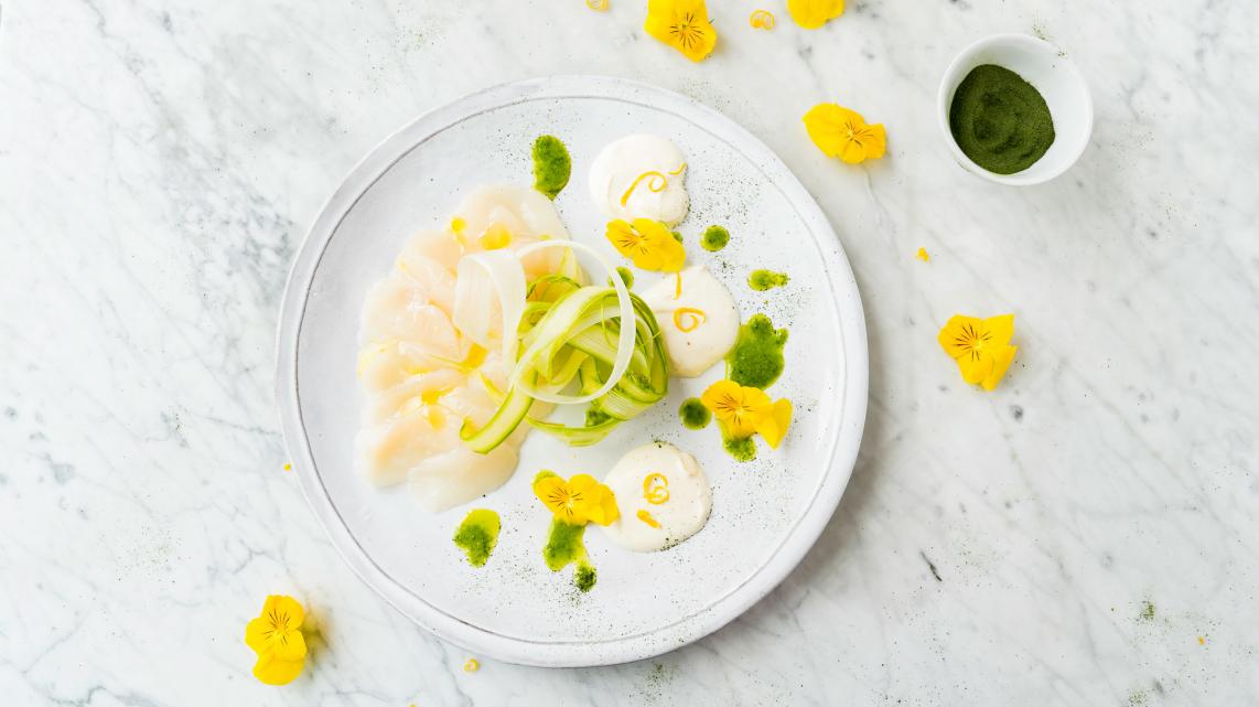 Carpaccio van coquilles met asperges en zure room