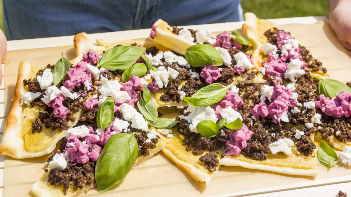 Oriental Pizza: pizza met rode biet en lamsgehakt