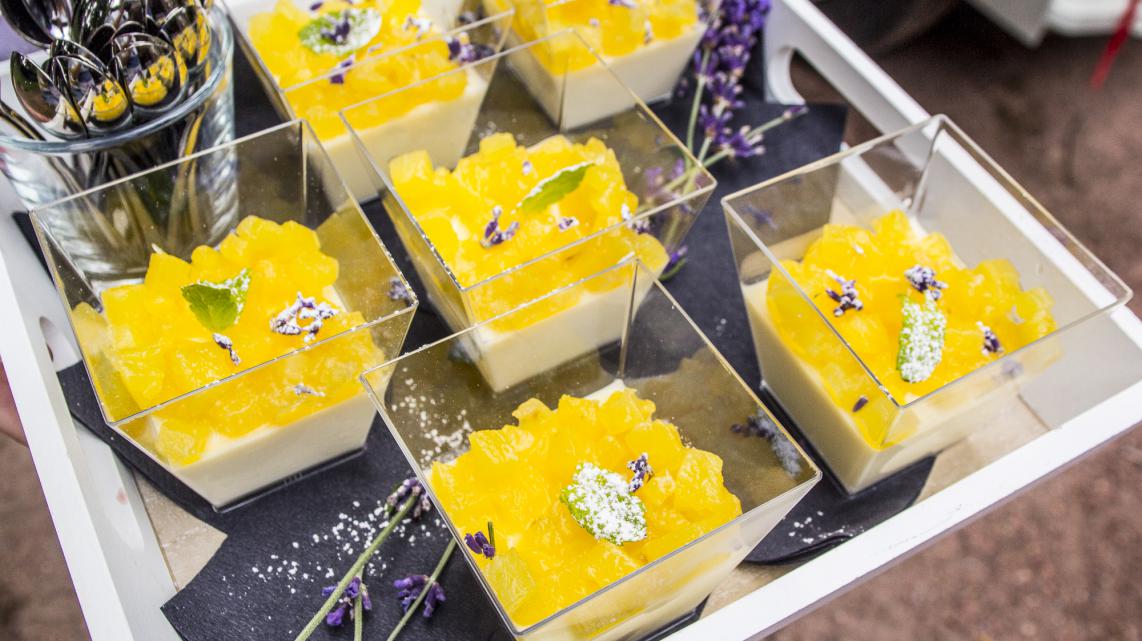 Panna cotta met lavandel en compote van ananas