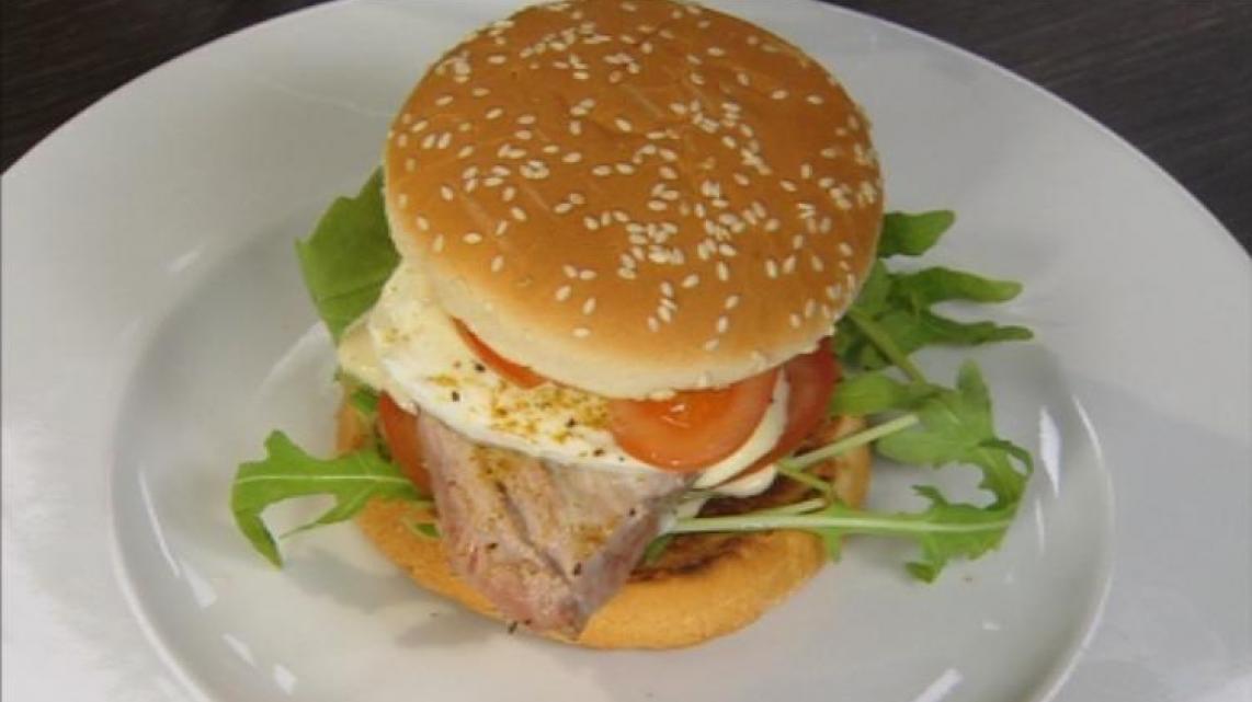 Gegrilde tonijnhamburger