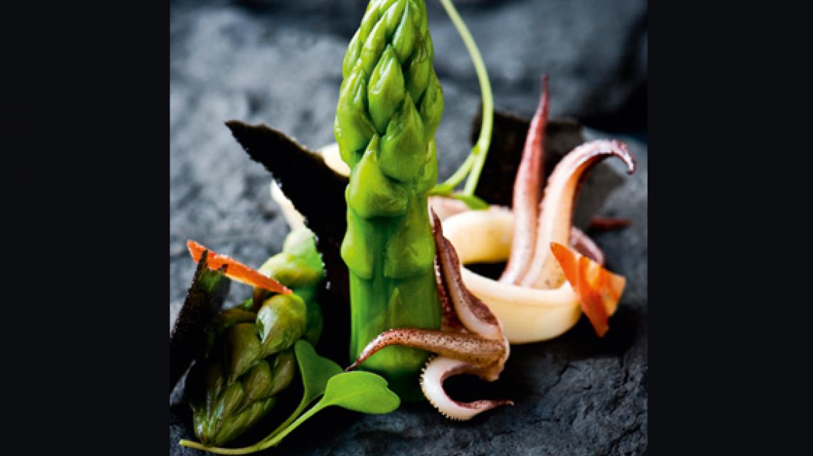 Kort gebakken inktvis met chorizo en groene asperges