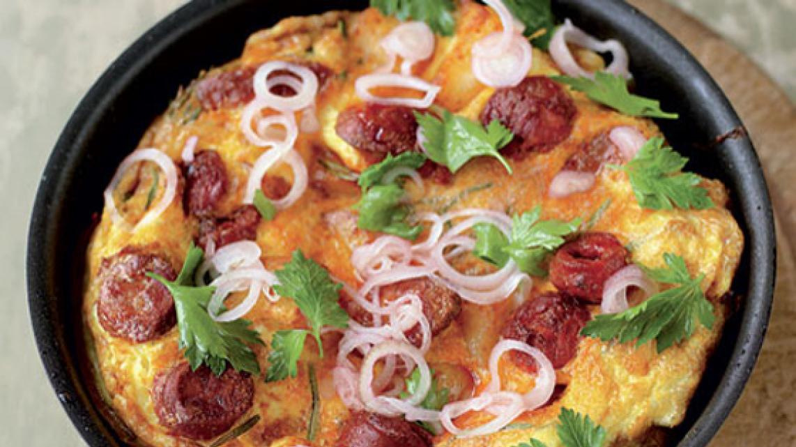 Aardappelomelet met chorizo en peterseliesalade