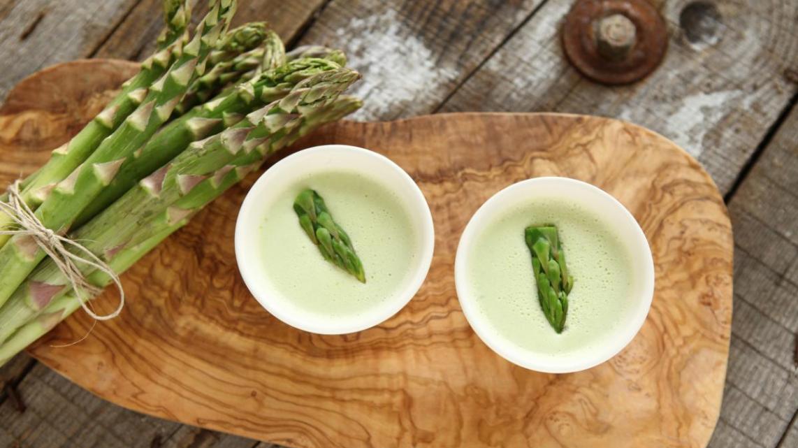 Panna cotta van groene asperges