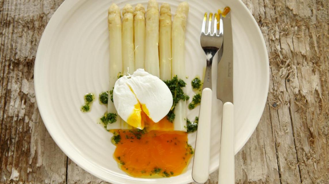 Asperges met gepocheerd eitje en peterselie-olie