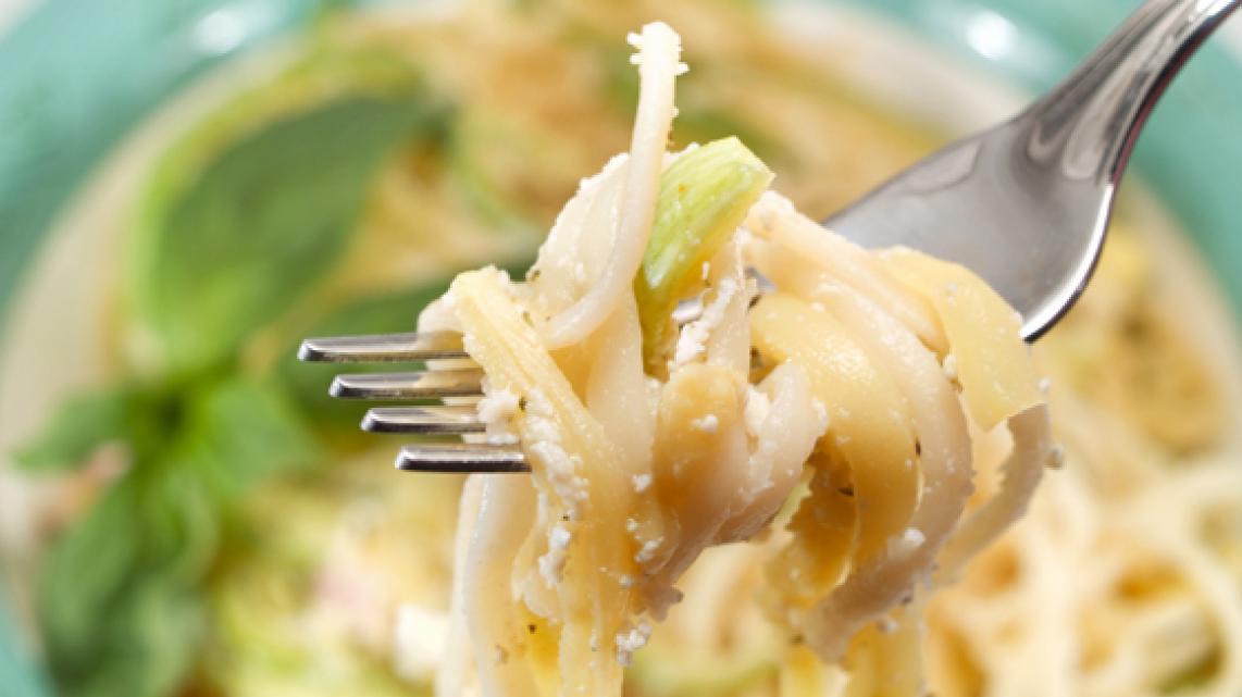 Aspergetagliatelli met parmezaan