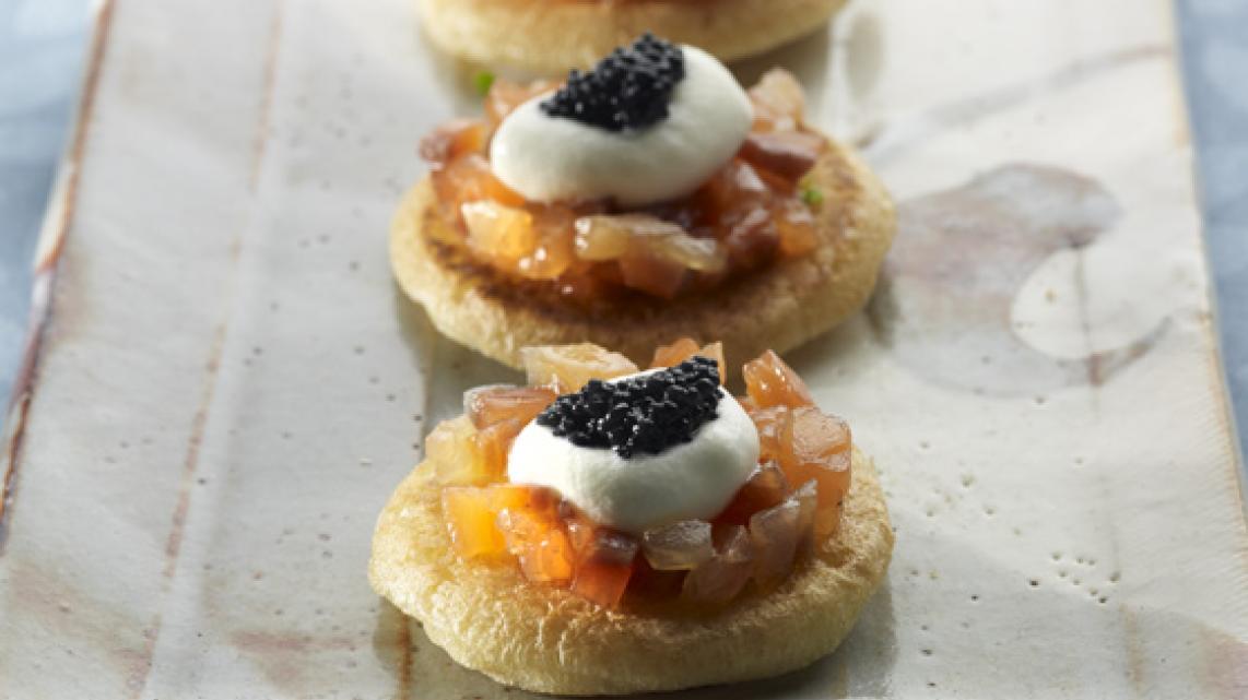 Boekweitblini’s met tartaar van Schotse zalm en kaviaar