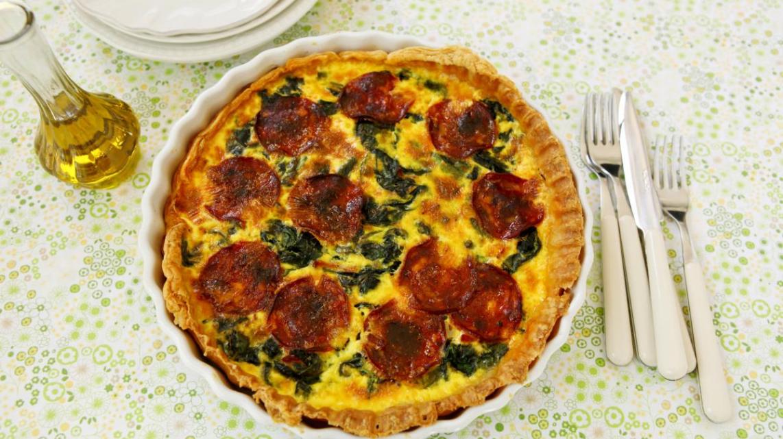 Quiche met chorizo en spinazie