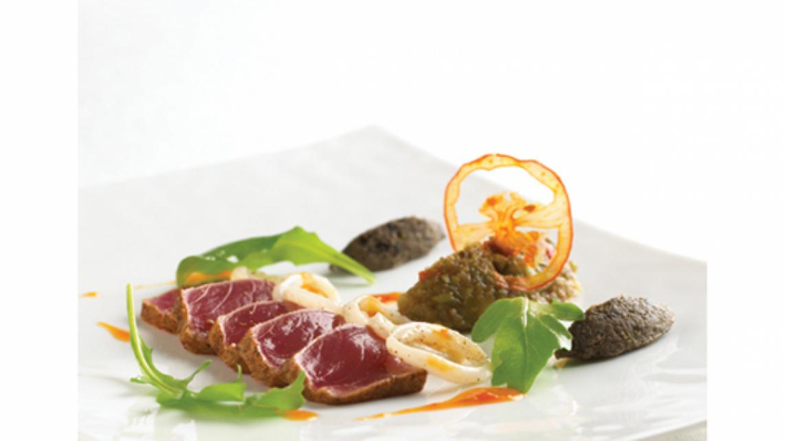 Gebakken tonijn met een kaviaar d’aubergine