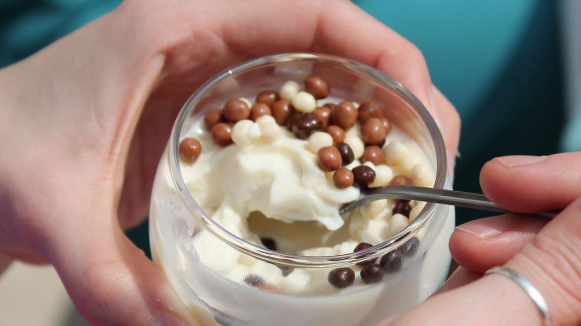 Pannacotta met peer en kardemom