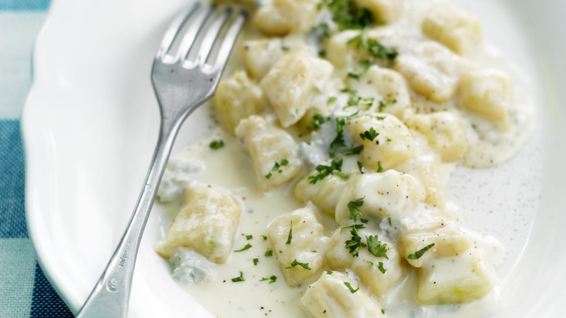 Gnocchi di porro e pancetta in salsa al gorgonzola (gnocchi van prei en pancetta