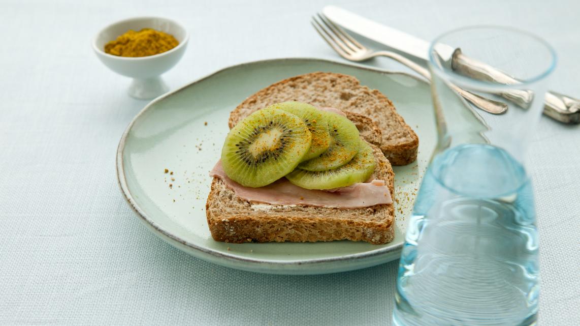 Volkorenbrood met ham en kiwi