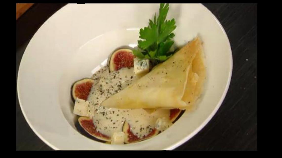 Kaasflapjes met vijgen en blauwe saus