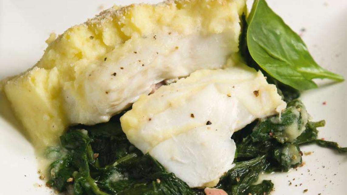Kabeljauw in de oven met spinazie, spek en pureelaagje