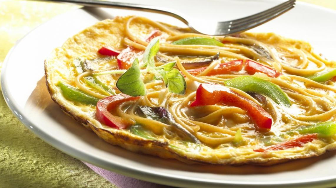 Frittata met spaghetti en paprika