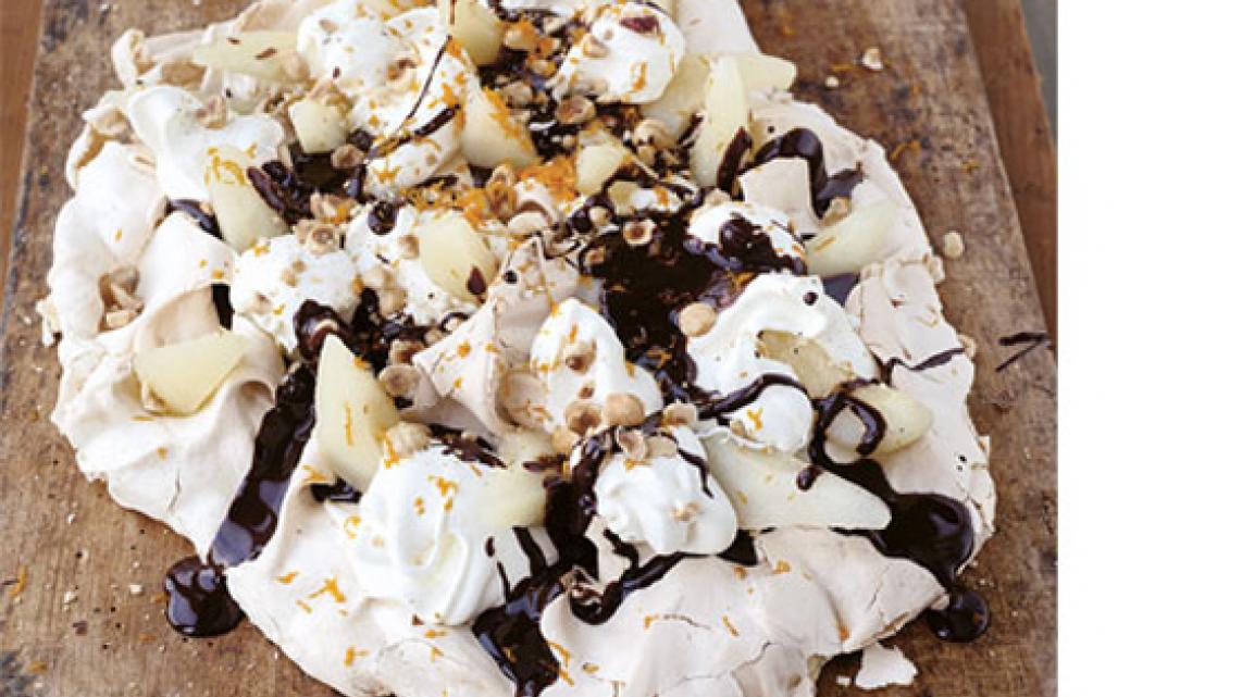 Meringuetaart met peren, slagroom, geroosterde hazelnoten en chocoladesaus